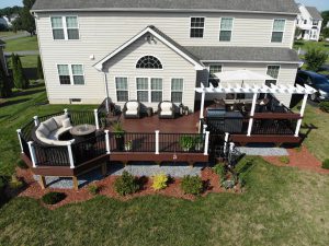 Timbertech Carribean Redwood deck, black American series railing with White vinyl posts, custom bartop and arbor &#8211; Wilmington DE